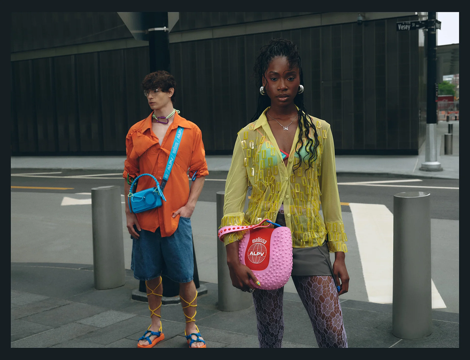 Vizyoner Brezilyalı tasarımcı Alexandre Pavão ile yapılan bu iş birliği, onun en bilinen iki çanta tasarımına yeniden yorum getirirken, kendine özgü eğlenceli işlevselliğini yansıtan yeni bir sandalı da tanıtıyor.